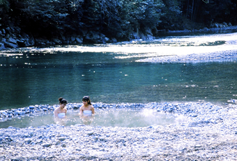 川原から湧き出る温泉